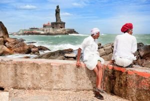 Nach dem Frühstück Fahrt nach Kanyakumari.  Devi Kanya Kumari Tempel – Der Göttin Bhagavathy in der Form eines jungen Mädchens gewidmet, ein bedeutender Pilgerort.  Triveni Sangam – Die Mündung von Bengalen-Bucht, Arabischem Meer und Indischem Ozean, als heilig angesehen.  Thiruvalluvar-Statue – Eine imposante Statue im Meer, die tamilische Literatur und Kultur symbolisiert.  Vivekananda-Felsen-Memorial – Ein berühmtes Denkmal auf einer Felseninsel, verbunden mit Swami Vivekananda.  Kanyakumari Strand – Ein malerischer Küstenort, an dem drei Meere aufeinandertreffen.  Sonnenuntergang – Ein atemberaubender Sonnenuntergang am südlichsten Punkt Indiens, ein einzigartiges Erlebnis.  Übernachtung in Kanyakumari.