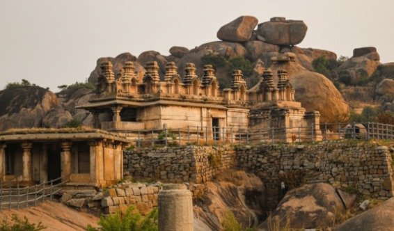 Hampi-Chitradurga-Hassan (321 km, 6 Stunden 20 Minuten)