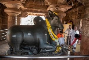 Bengaluru–Hampi (342 km, 6 Stunden Fahrt)
